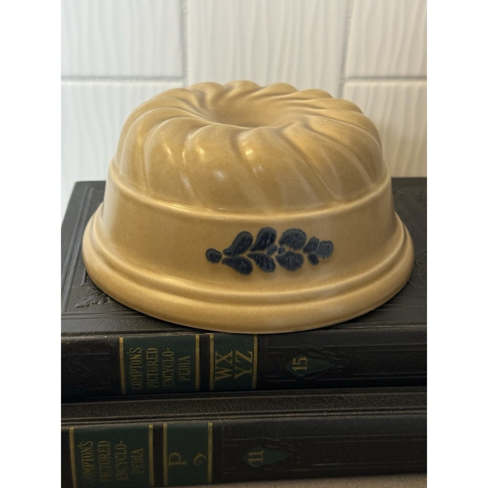 VTG Pfaltzgraff Folk Art Tan Blue Stoneware Cake Fluted Jello Mold Decor USA EUC